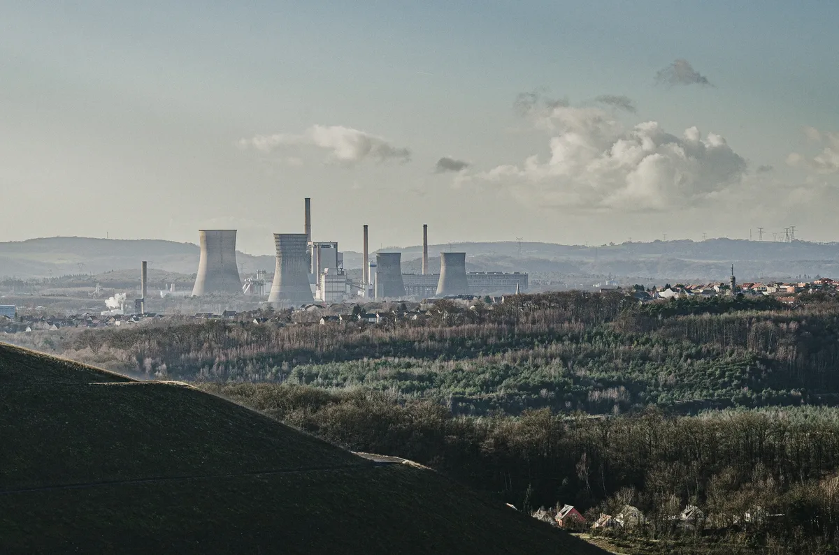 Carrière Barrois, Freyming-Merlebach. Au loin, on aperçoit la plateforme chimique de Carling. Ancien site industriel appartenant aux HBL (la compagnie d'extraction du charbon), le site est aujourd'hui une réserve de biodiversité et un lieu de balade.