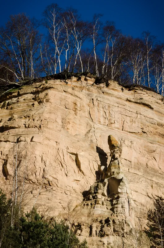Une "cheminée de fée", une colonne naturelle de roche. Carrière Barrois, Freyming-Merlebach. Ancien site industriel appartenant aux HBL (la compagnie d'extraction du charbon), le site est aujourd'hui une réserve de biodiversité et un lieu de balade.