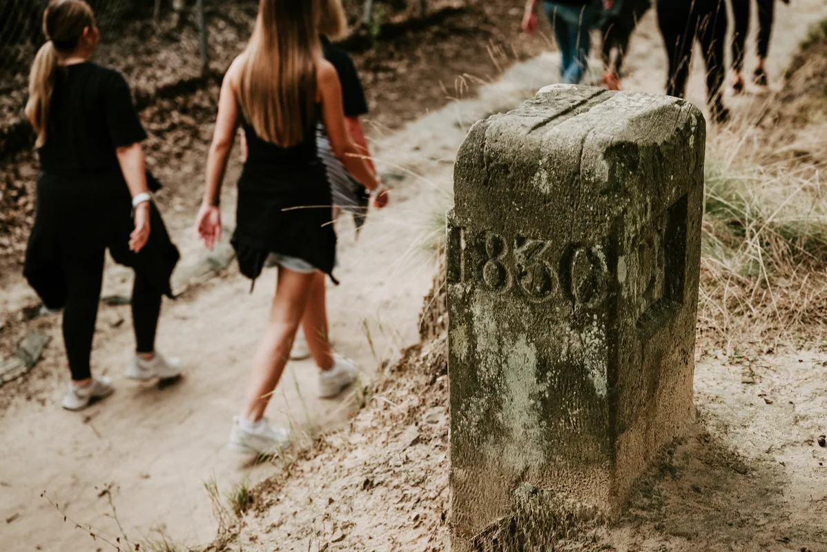 Carrière Barrois, Freyming-Merlebach.Borne frontière datant de 1830. Un sentier typique du Warndt : il passe une fois à droite de la borne, une fois à gauche. Un pied en France, un pied en Allemagne : ici c'est possible ! Ancien site industriel appartenant aux HBL (la compagnie d'extraction du charbon), le site est aujourd'hui une réserve de biodiversité et un lieu de balade.