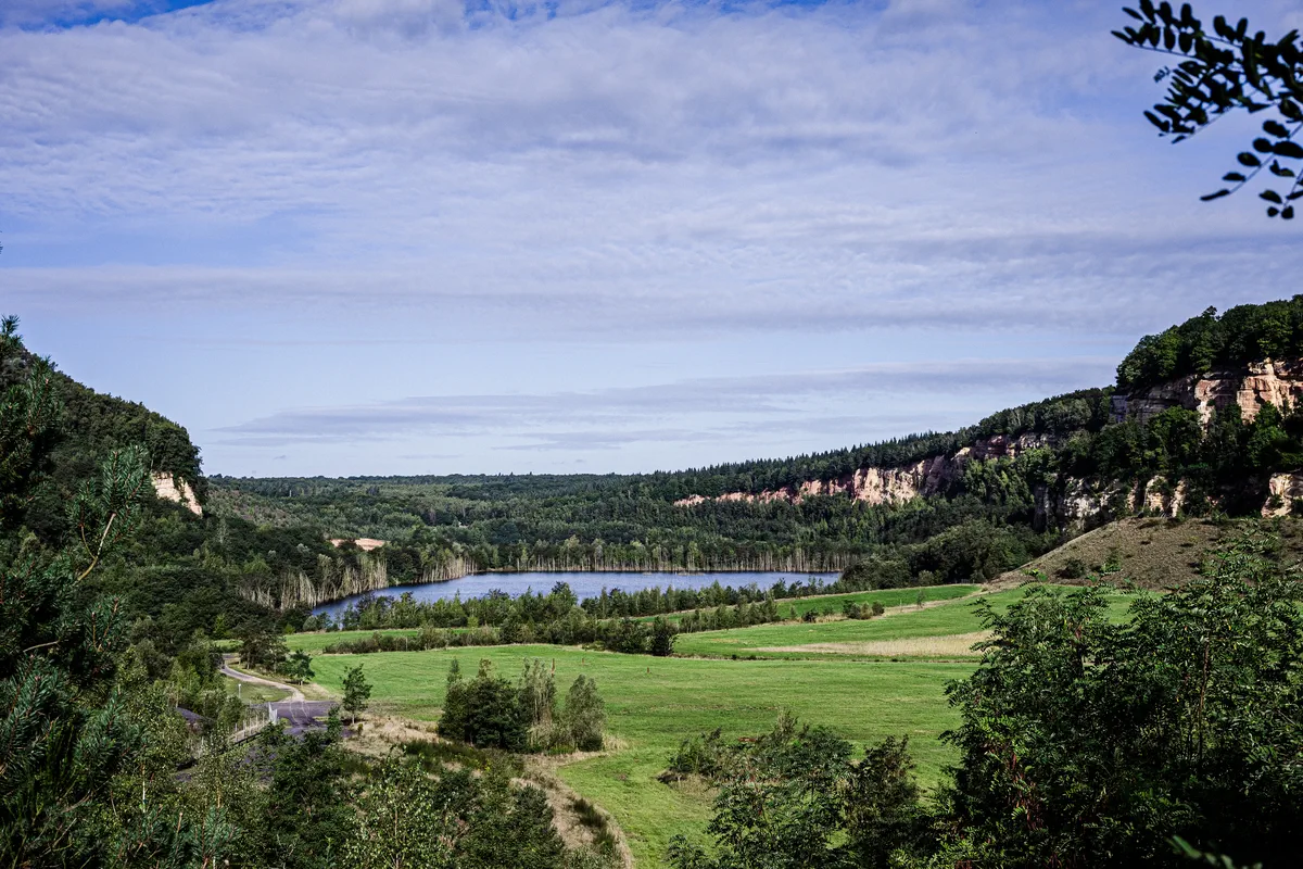 Début de l'exploitation de la carrière : 1920. Imaginez que les sommets des falaises à gauche et à droite étaient réunies. Carrière Barrois, Freyming-Merlebach. Ancien site industriel appartenant aux HBL (la compagnie d'extraction du charbon), le site est aujourd'hui une réserve de biodiversité et un lieu de balade.