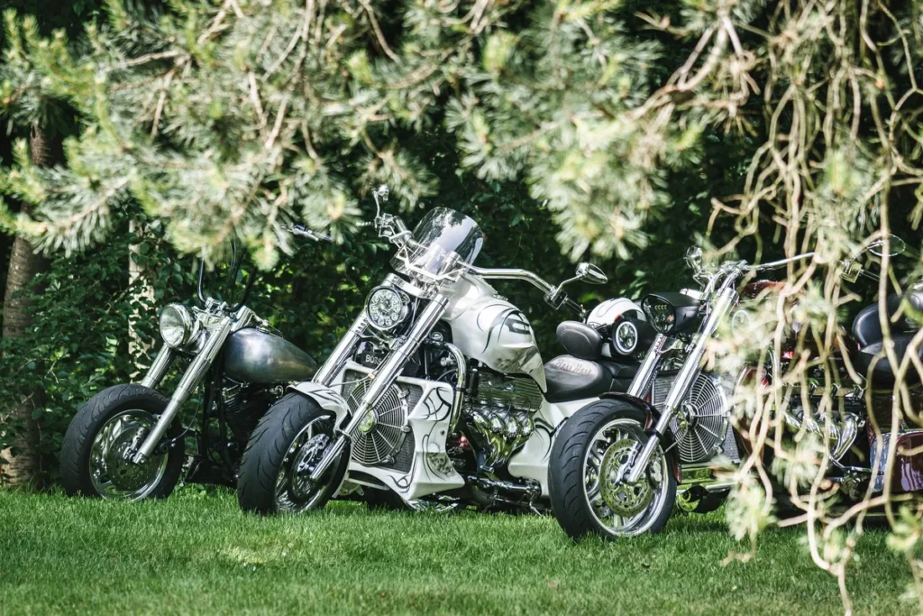 Motos américaines customisées stationnées au Memorial Day de Saint-Avold
