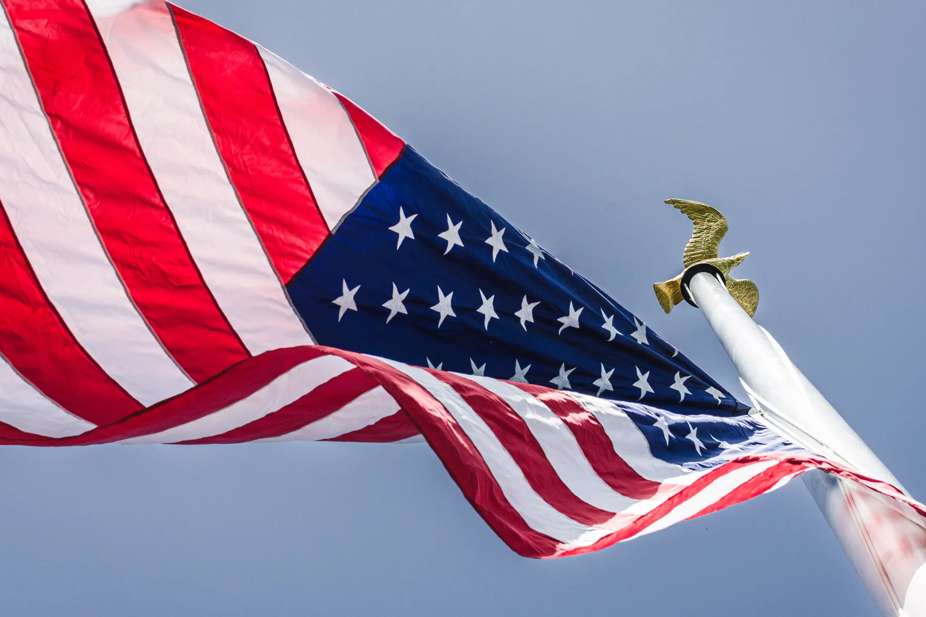 Drapeau américain flottant au Lorraine American Cemetery de Saint-Avold