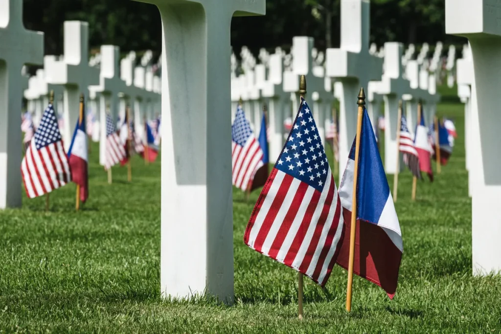 Fanions français et américains au pied des tombes du cimetière militaire de Saint-Avold