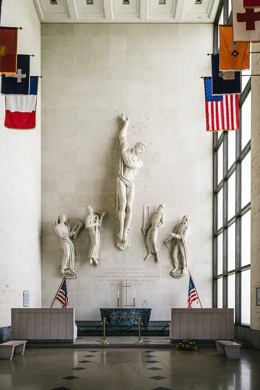 Intérieur monumental de la chapelle-mémorial du cimetière américain de Saint-Avold