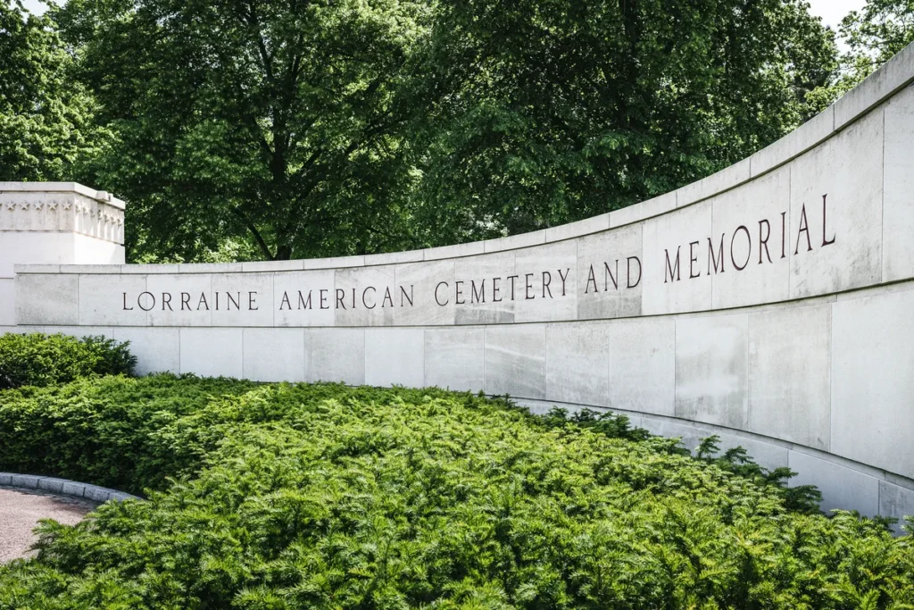 Mur d'entrée du Lorraine American Cemetery à Saint-Avold en Moselle