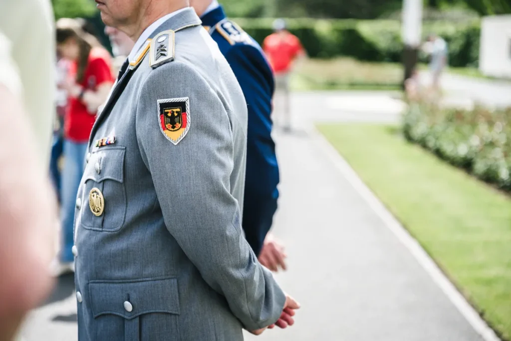Officier allemand parmi les invités du Memorial Day à Saint-Avold