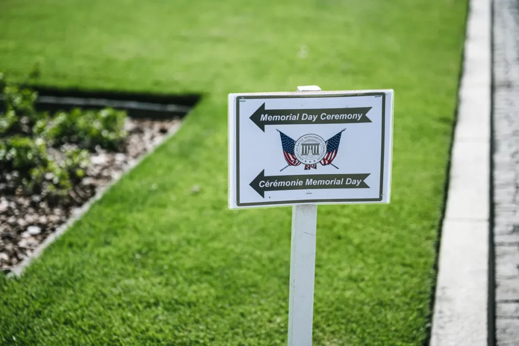 Panneau indiquant la cérémonie du Memorial Day au cimetière américain de Saint-Avold