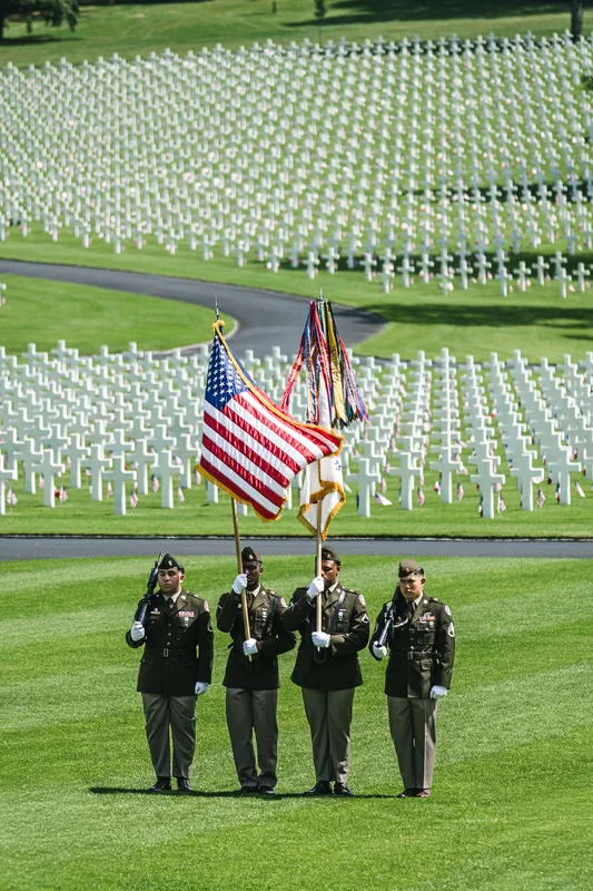 Militaires américains portant les drapeaux au Memorial Day de Saint-Avold