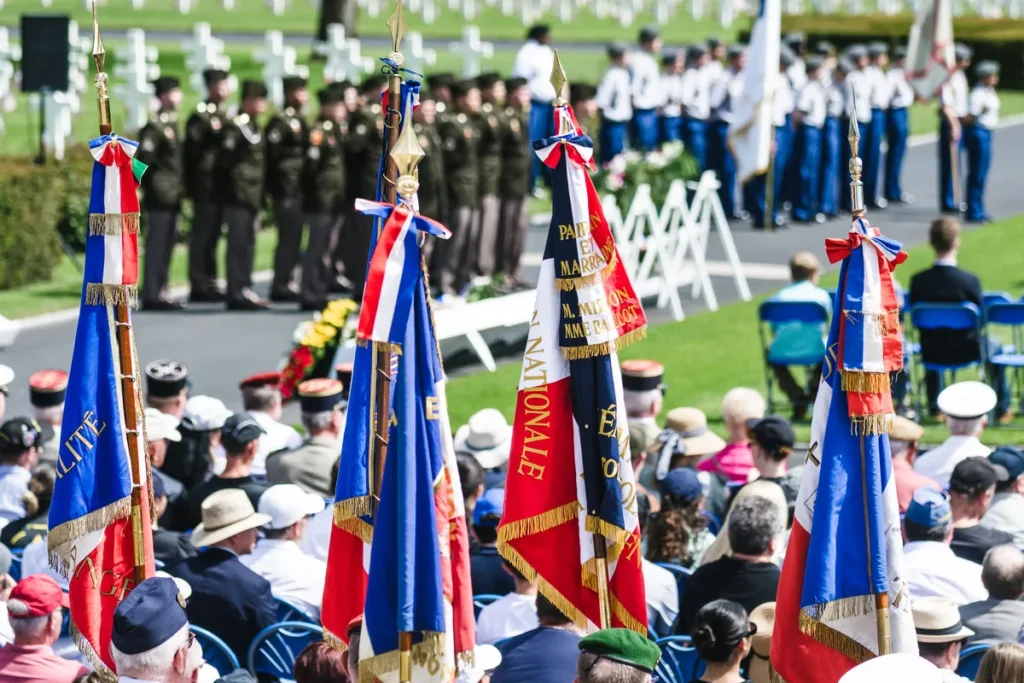 Porte-drapeaux français lors du Memorial Day au cimetière américain de Saint-Avold